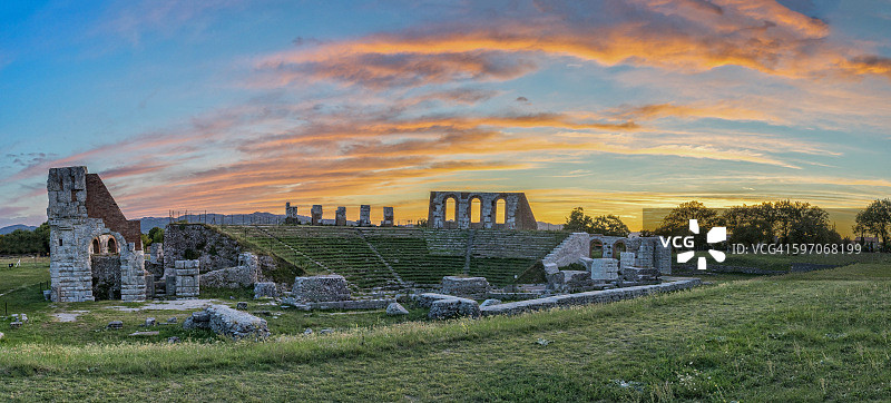 意大利翁布里亚古比奥夏季日落时分的古罗马剧院图片素材