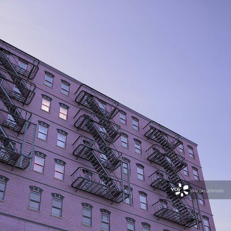 蓝色时刻的多户住宅，带有防火逃生楼梯，3D渲染图片素材