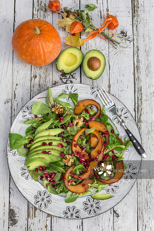 秋季沙拉：含南瓜、石榴籽、鳄梨和核桃图片素材
