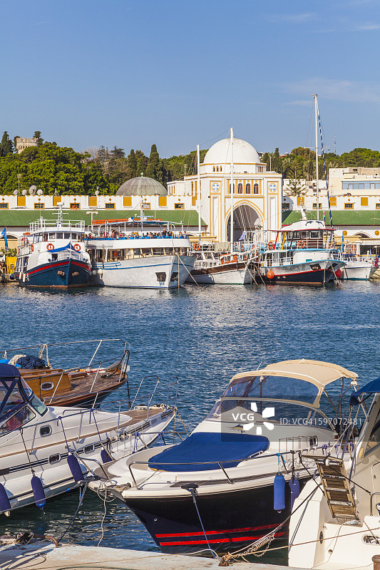 希腊罗德岛，曼德拉基港和新集市的船只图片素材