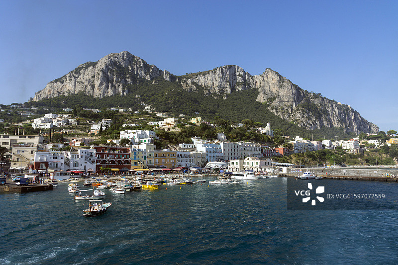 意大利那不勒斯湾卡普里岛滨海格兰德港口景观图片素材