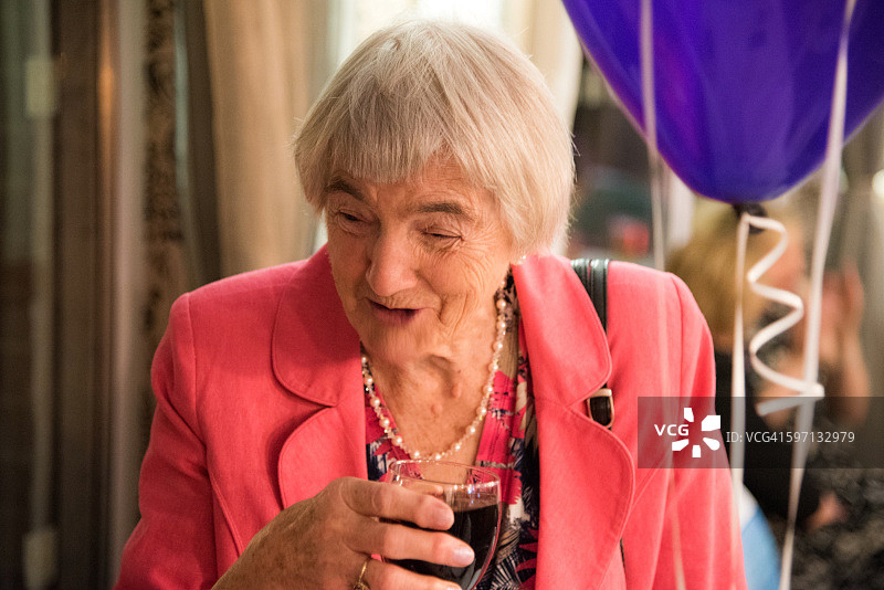 穿着时尚的年长女士肖像图片素材