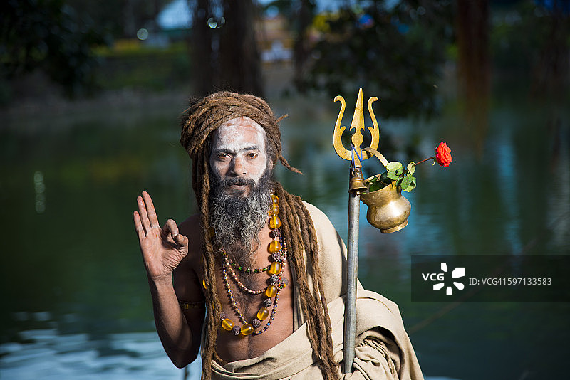 手持三叉戟的Naga Sadhu图片素材