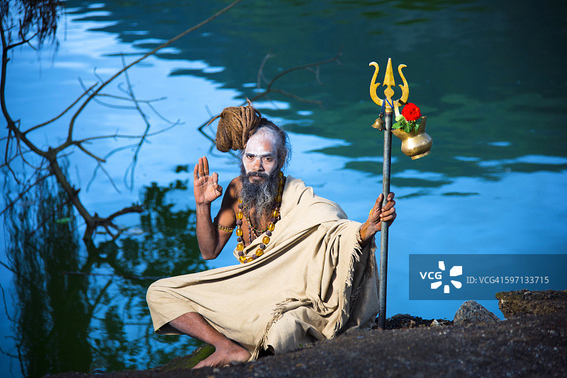 手持三叉戟的Naga Sadhu图片素材
