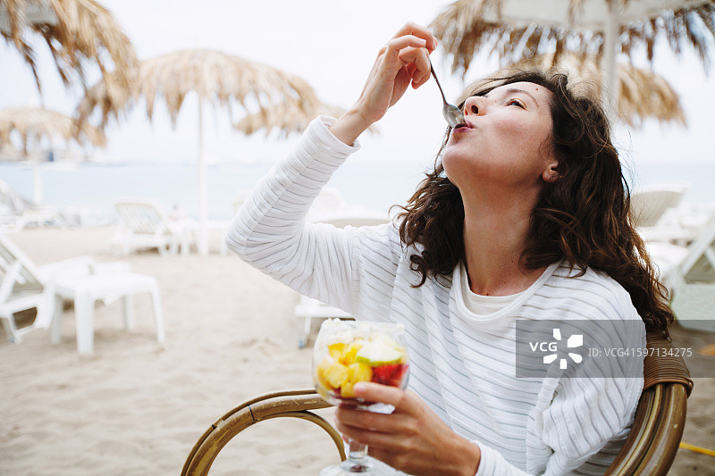 吃水果的漂亮女人图片素材