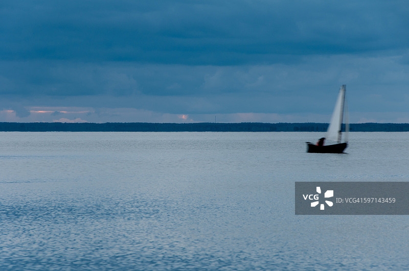 阴天下的海上幽灵船图片素材