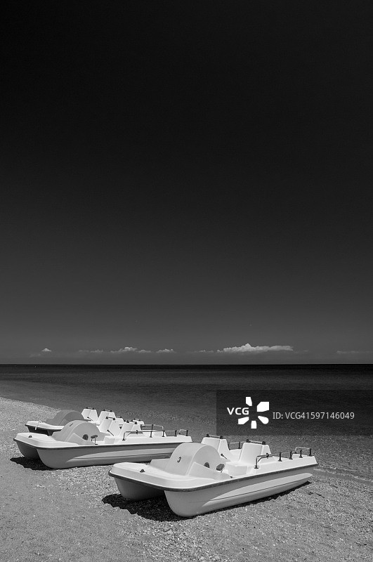 海滩上的休闲船只图片素材
