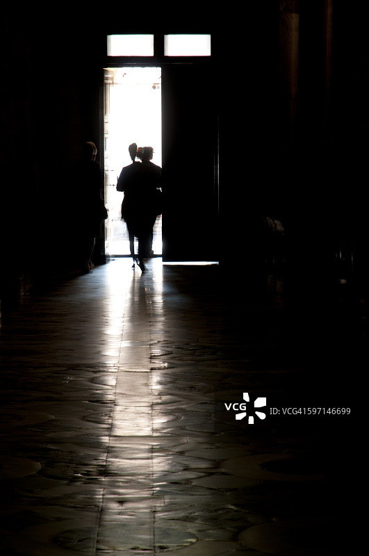 穿过门口的人影剪影图片素材