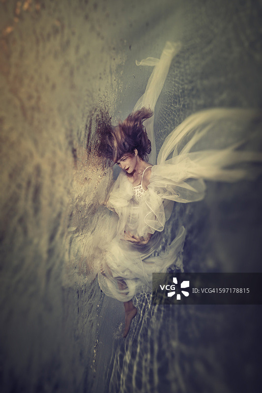 年轻新娘水下游泳图片素材