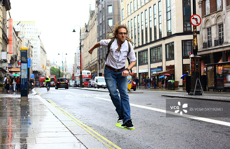 在海滩上玩悬浮滑板图片素材