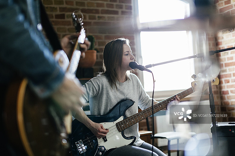 歌手弹吉他唱歌图片素材