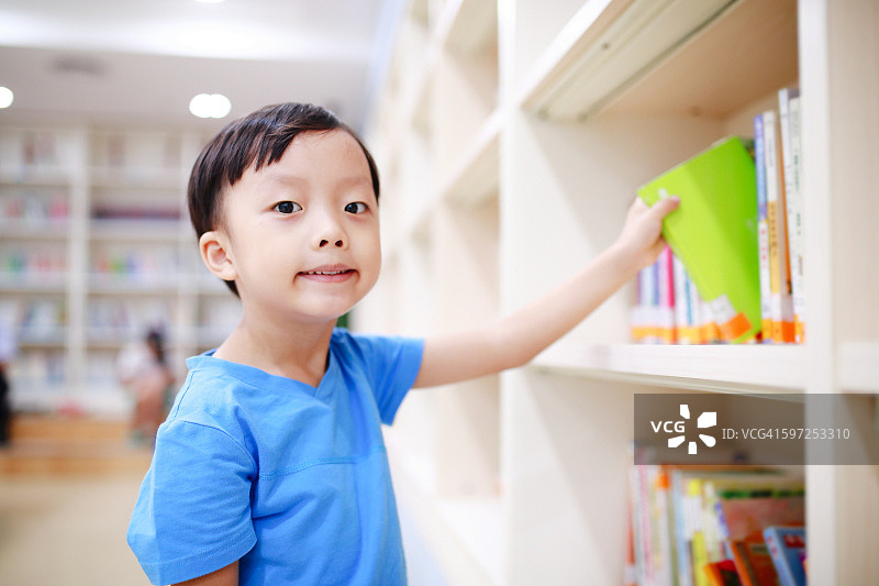 图书馆里可爱的亚洲儿童图片素材