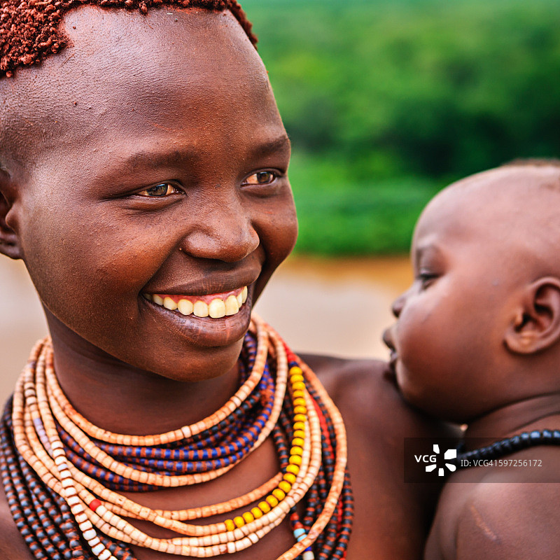 来自卡罗部落 carrying 她的婴儿，埃塞俄比亚，非洲图片素材