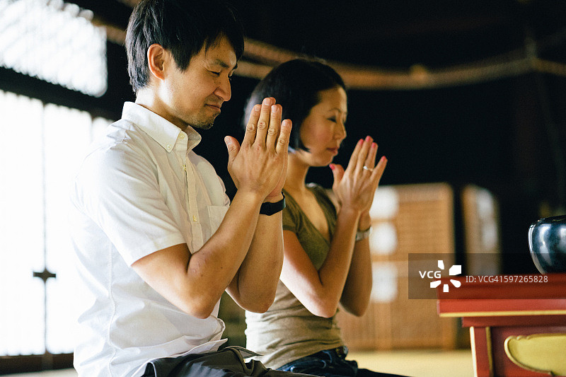 在日本寺庙祈祷的夫妇图片素材