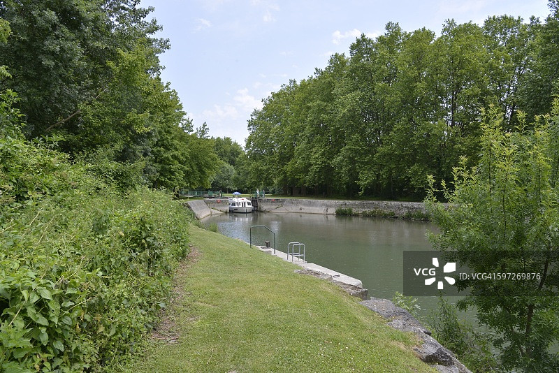 游船通过船闸图片素材
