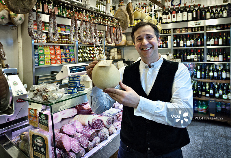 意大利撒丁岛萨萨里熟食店助理图片素材