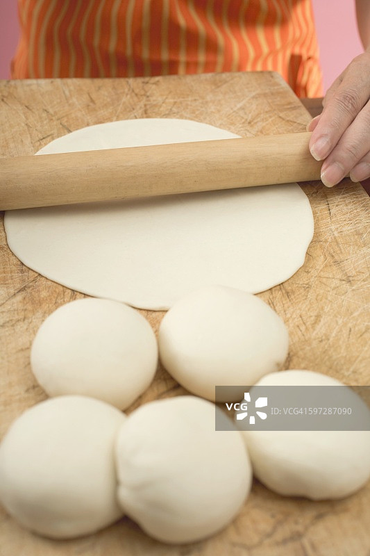 女人擀玉米饼面团图片素材