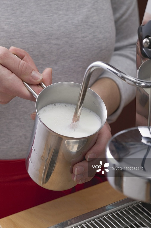 用浓缩咖啡机打出奶沫图片素材