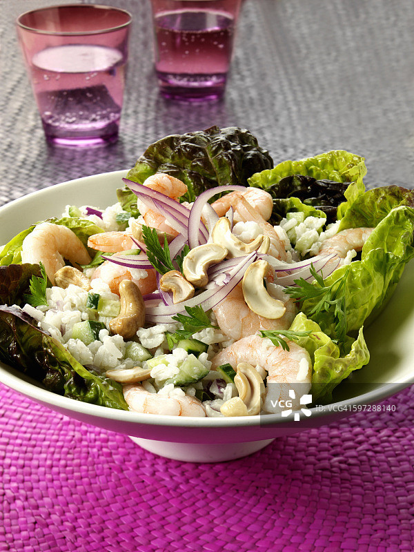 鲜虾洋葱腰果米饭沙拉图片素材