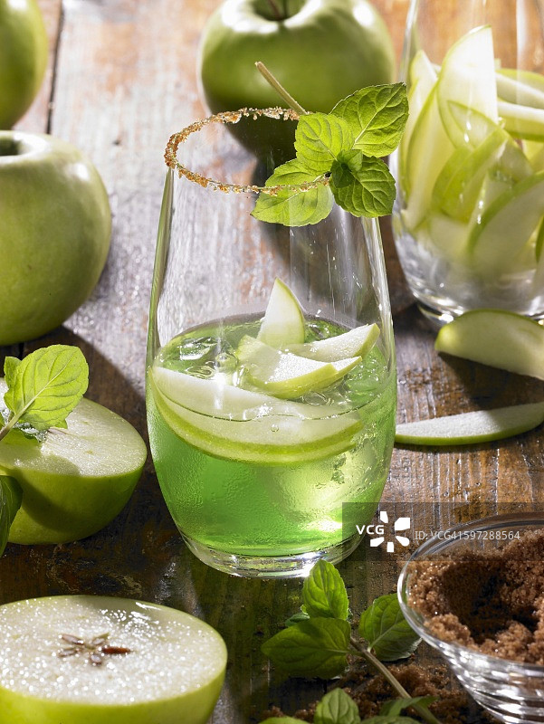 含糖边的苹果马提尼酒图片素材
