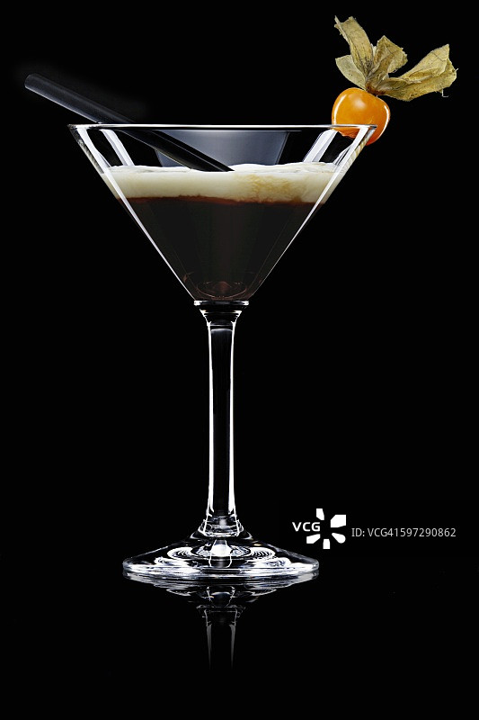 白色俄罗斯鸡尾酒（咖啡利口酒、伏特加和奶油调制）图片素材