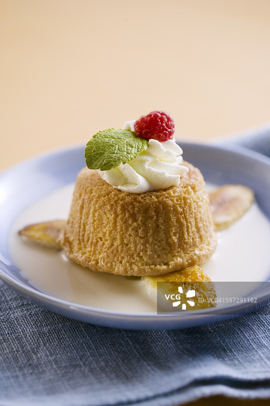 鲜奶油覆盆子三奶蛋糕图片素材