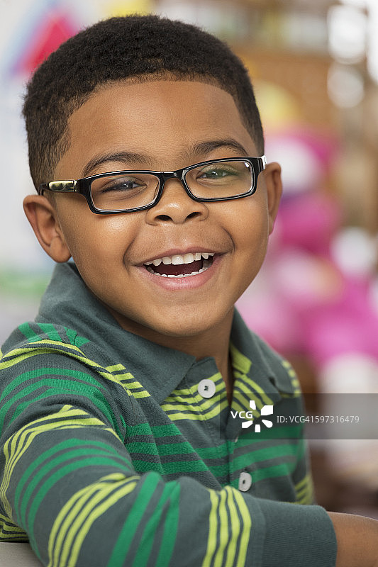 微笑的黑人男孩图片素材