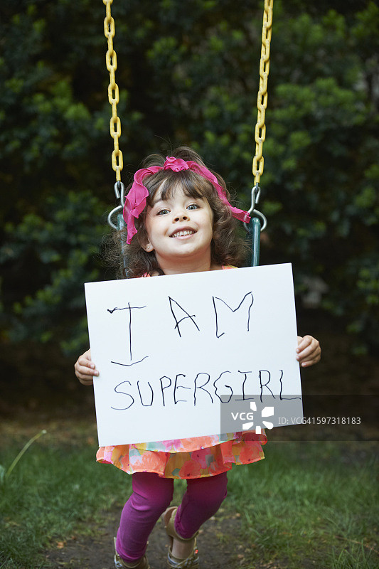 白人女孩举着赋予力量的标语牌图片素材