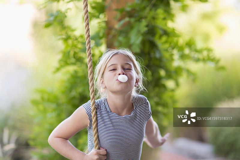 白人女孩吹泡泡糖图片素材