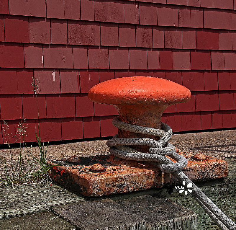 附有绳索的红色金属护柱图片素材