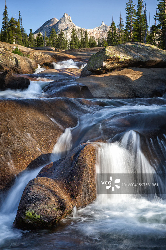 图奥勒米河瀑布与独角兽峰图片素材