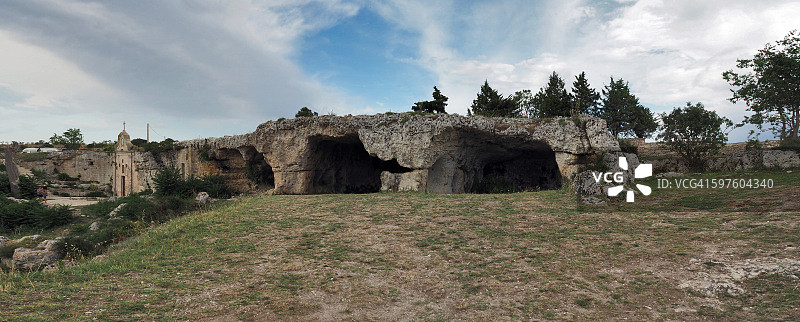 意大利南部马泰拉峡谷史前岩石住所全景图片素材