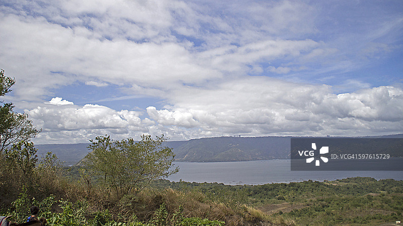 塔尔湖上的风景图片素材