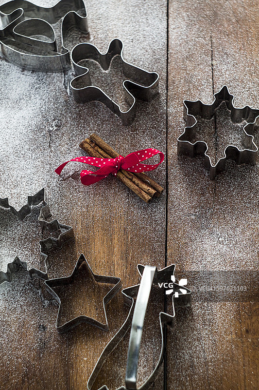 棕色桌子上的姜饼切割器图片素材