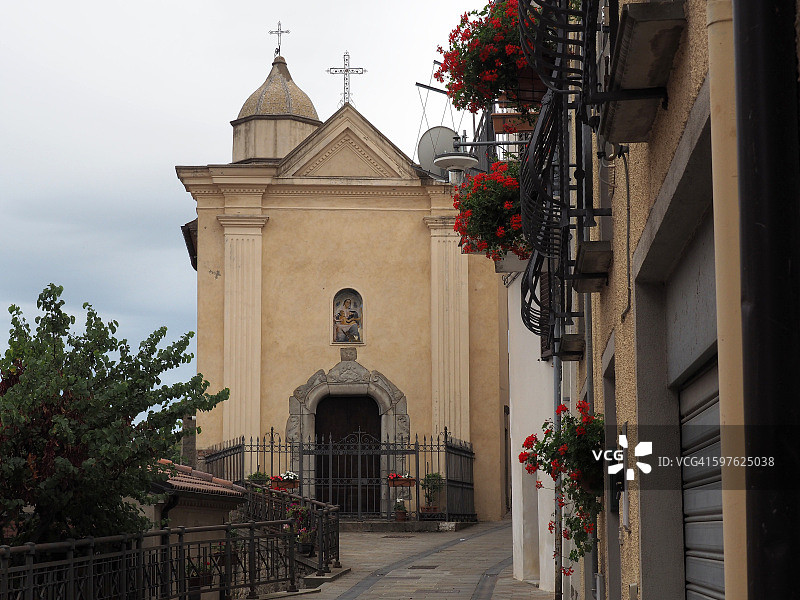 天主教堂，位于意大利南部巴西利卡塔蒙塔尼亚图片素材