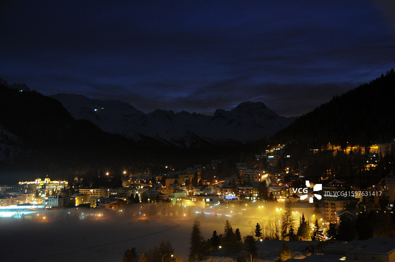 夜晚灯光下的圣莫里茨湖图片素材
