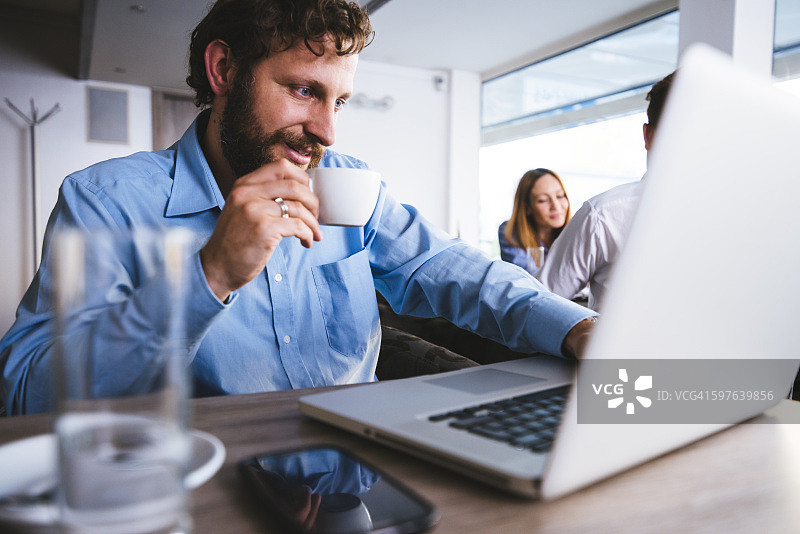 从一杯咖啡开始的星期一图片素材