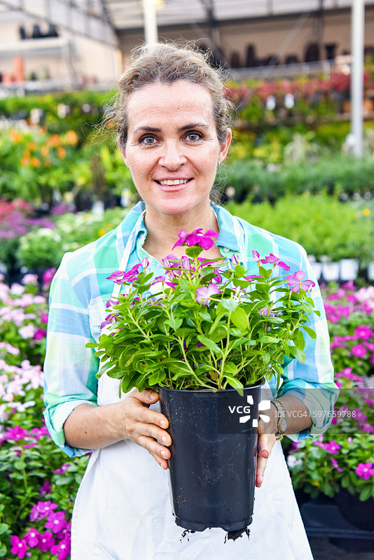 花艺师站在她的花店里图片素材