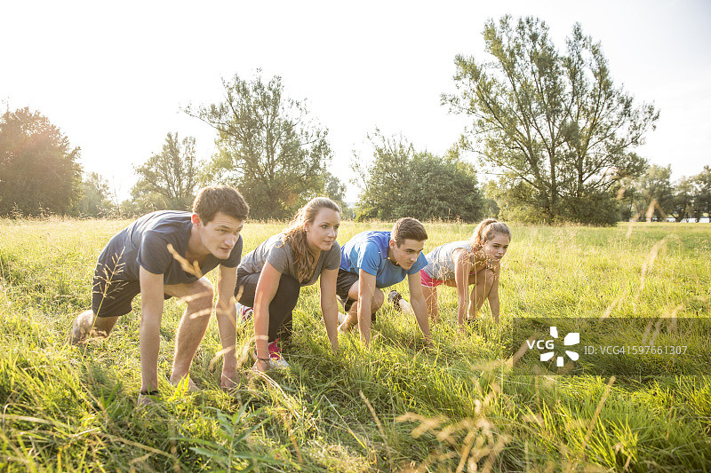 朋友们在田野里，处于起跑位置，准备比赛图片素材