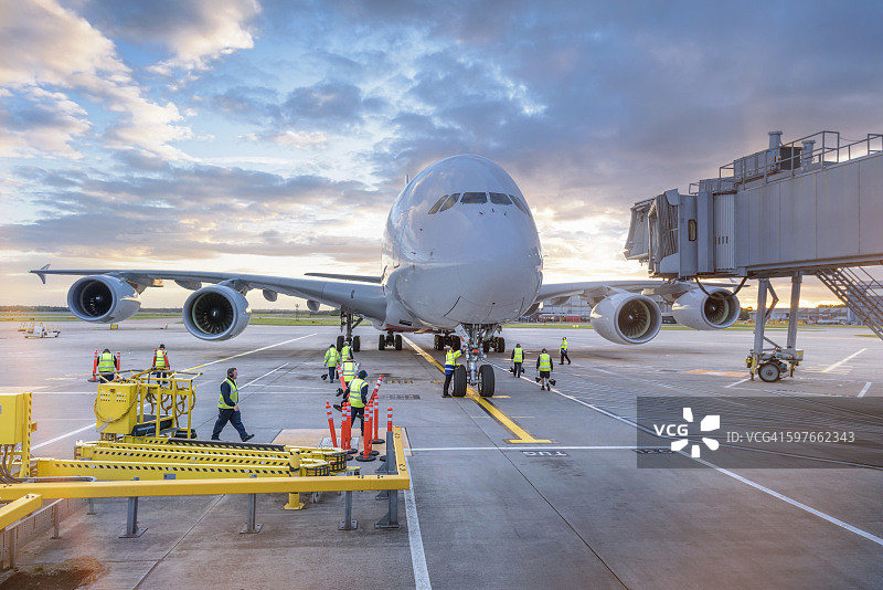 机场地勤人员维护A380飞机图片素材