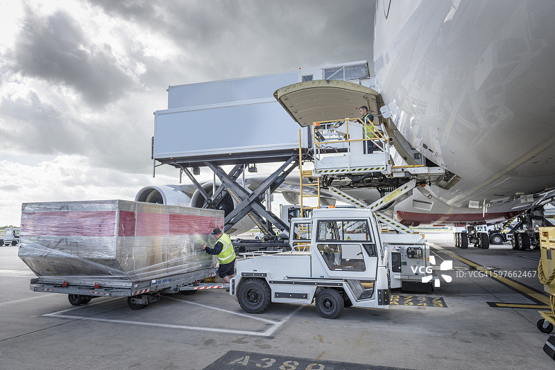 地勤人员向A380飞机装载货物图片素材