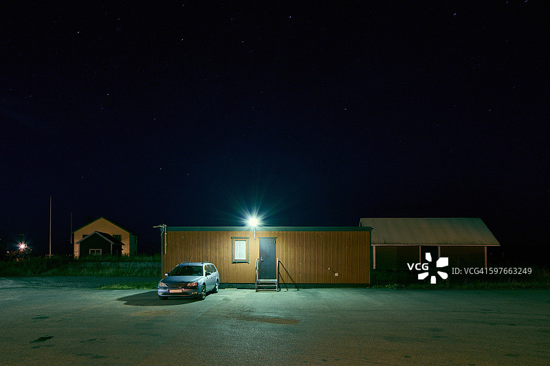停在瑞典卡尔玛夜晚聚光小屋外的汽车图片素材