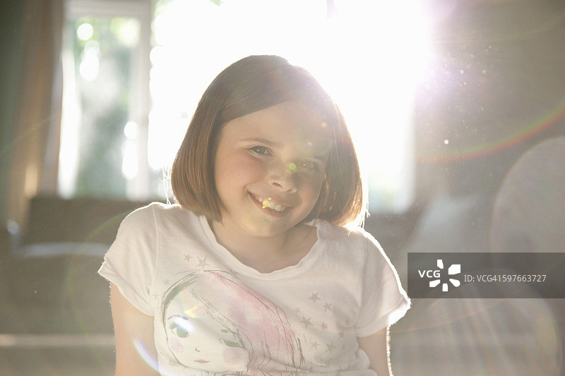 阳光照耀下微笑的女孩图片素材