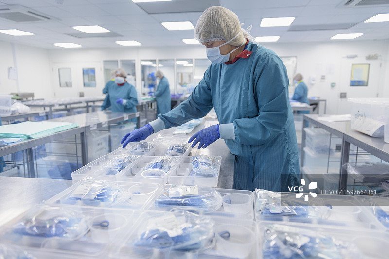 手术器械厂洁净室工人包装器械图片素材