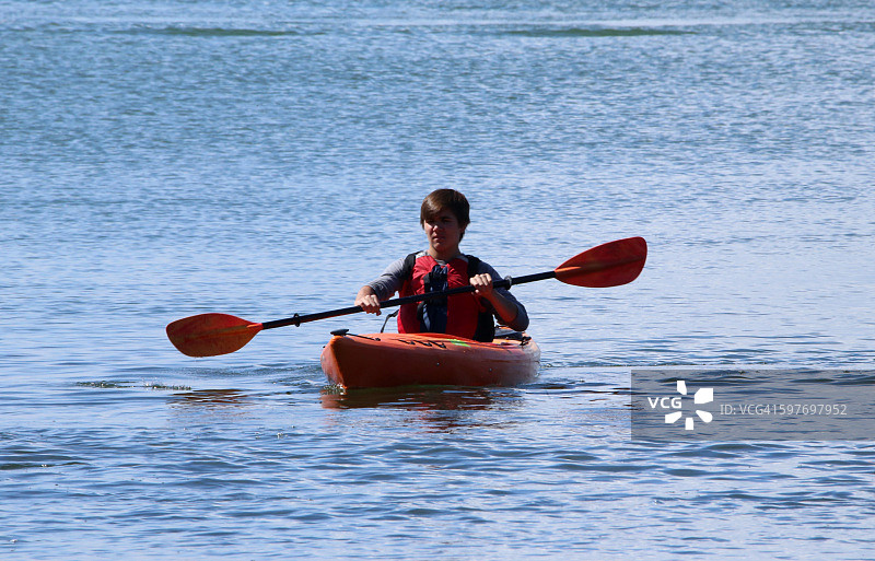 皮划艇爱好者在俄亥俄州大理石head镇东港州立公园划船（美国）图片素材