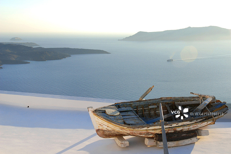 费罗斯特法尼的屋顶上的旧船，圣托里尼岛，希腊图片素材