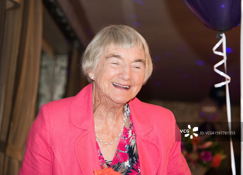 着装优雅的老年女士肖像图片素材