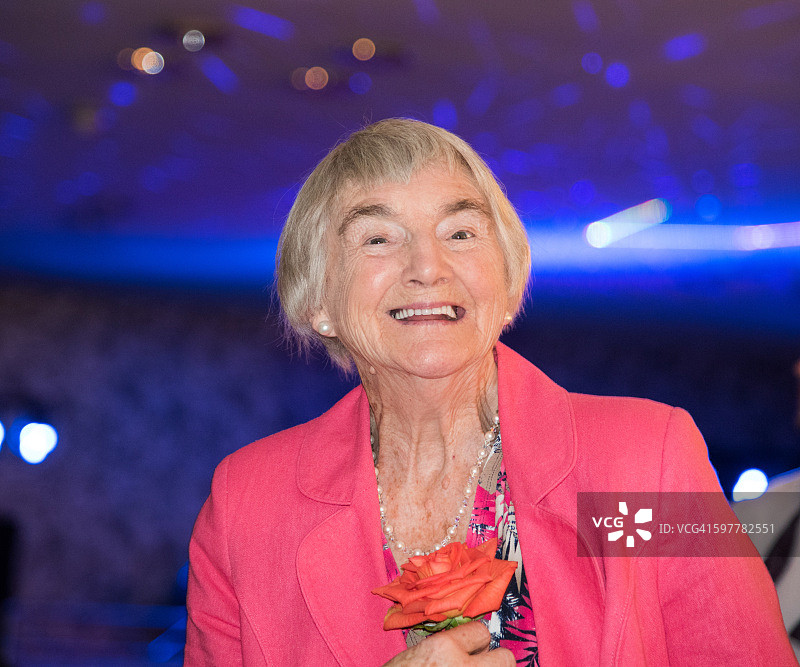 穿着时尚的年长女士肖像图片素材