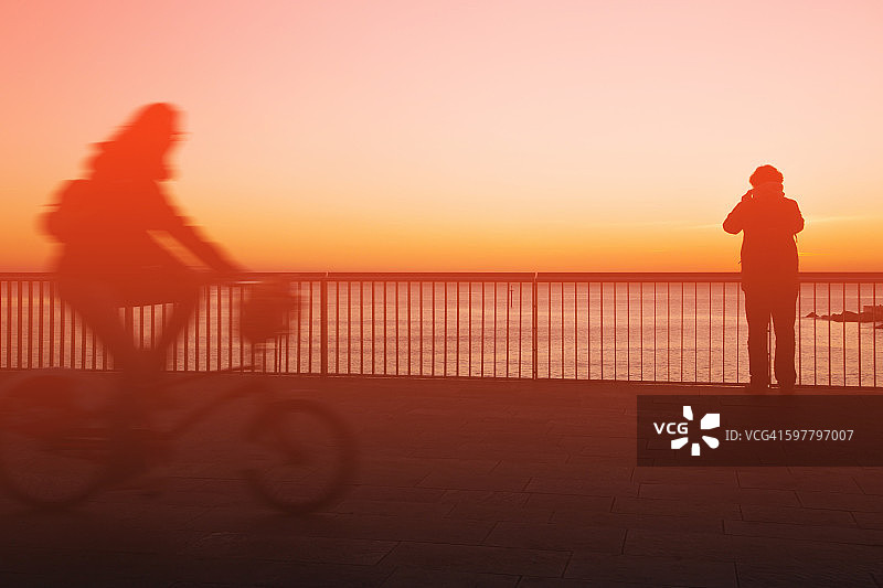 在巴塞罗那木板路上骑自行车图片素材