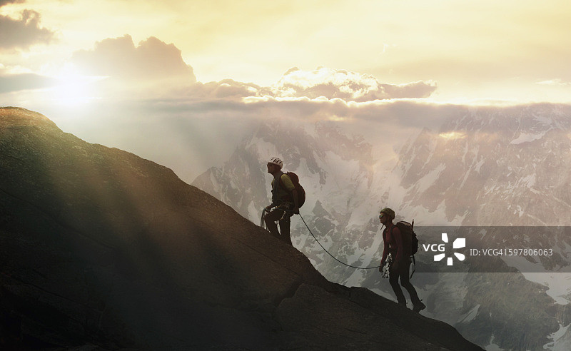 山脊上的攀岩者图片素材